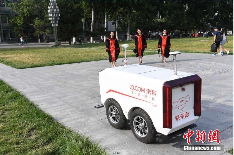 في الصين فقط .. أول تسليم  للطرود بالروبوت فى العالم