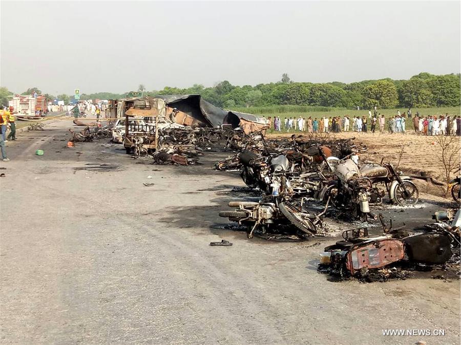 حريق بناقلة بترول يخلف 123 قتيلا وأكثر من 100 جريح في باكستان