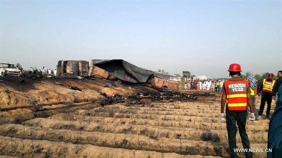 حريق بناقلة بترول يخلف 123 قتيلا وأكثر من 100 جريح في باكستان