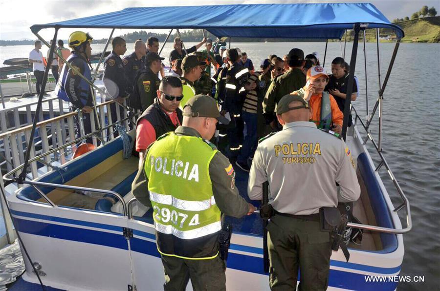 وفاة 3 أشخاص وفقدان 30 آخرين أثر غرق مركب سياحي بمحمية في كولومبيا