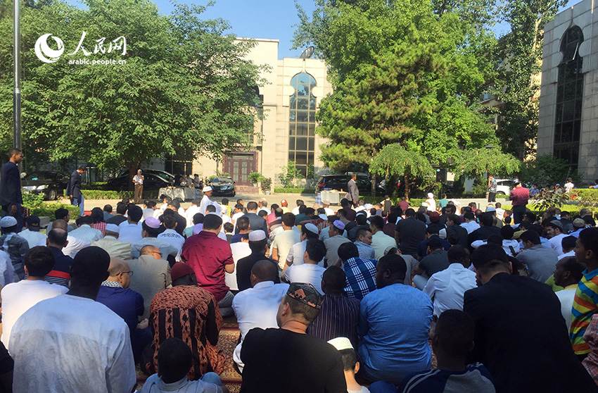 بالصور..ألفا مسلم يؤدون صلاة عيد الفطر بمسجد السفارة السودانية فى بكين