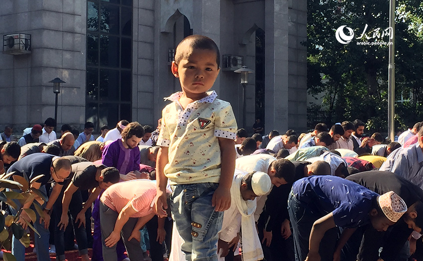 بالصور..ألفا مسلم يؤدون صلاة عيد الفطر بمسجد السفارة السودانية فى بكين