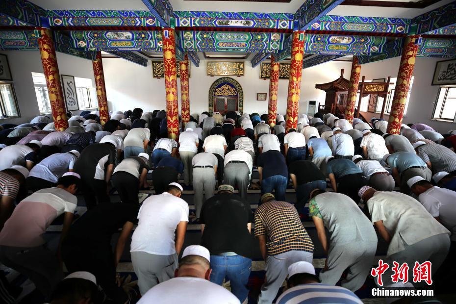 المسلمون يحتفلون بعيد الفطر في داتشانغ بخبي