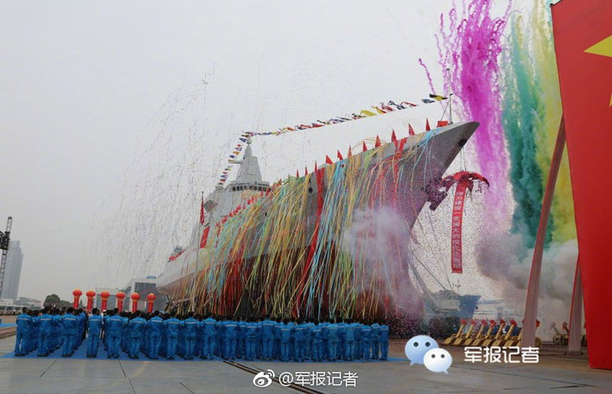 مدمرة صينية جديدة على مستوى عشرة آلاف طن تنزل إلى الماء