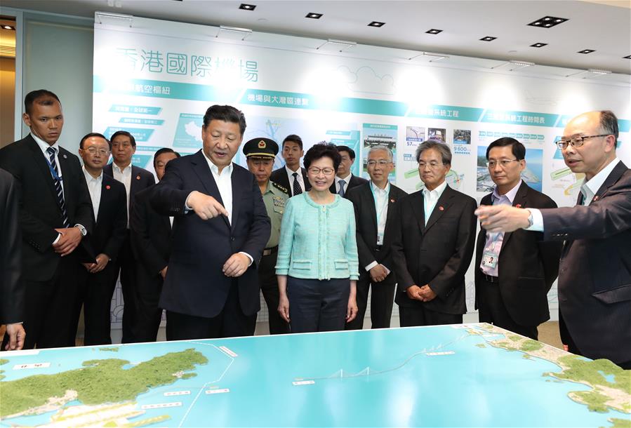 الرئيس الصيني يتفقد مشروعات بنية أساسية رئيسية في هونغ كونغ