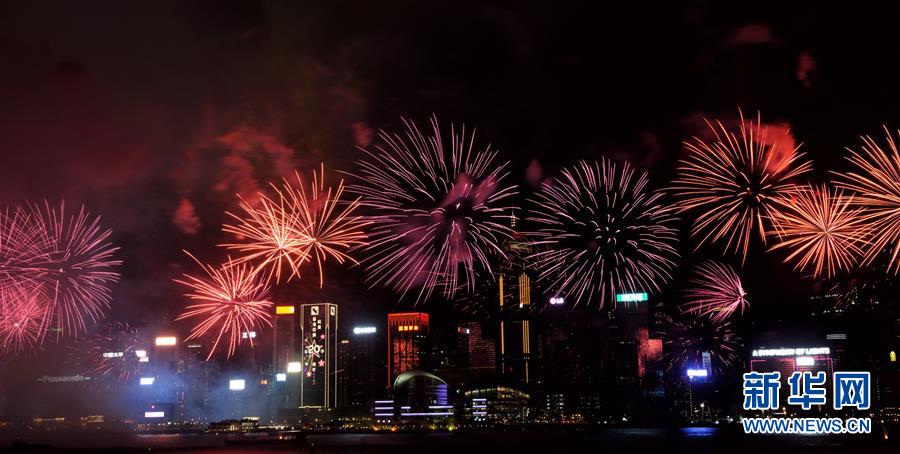 عروض الألعاب النارية للاحتفال بالذكرى الـ20 للعودة هونغ كونغ إلى حضن الوطن الأم