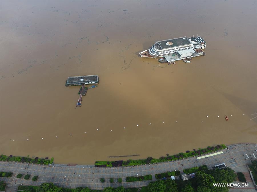 رافد رئيسي لنهر يانغتسى يكسر مستوى الفيضانات