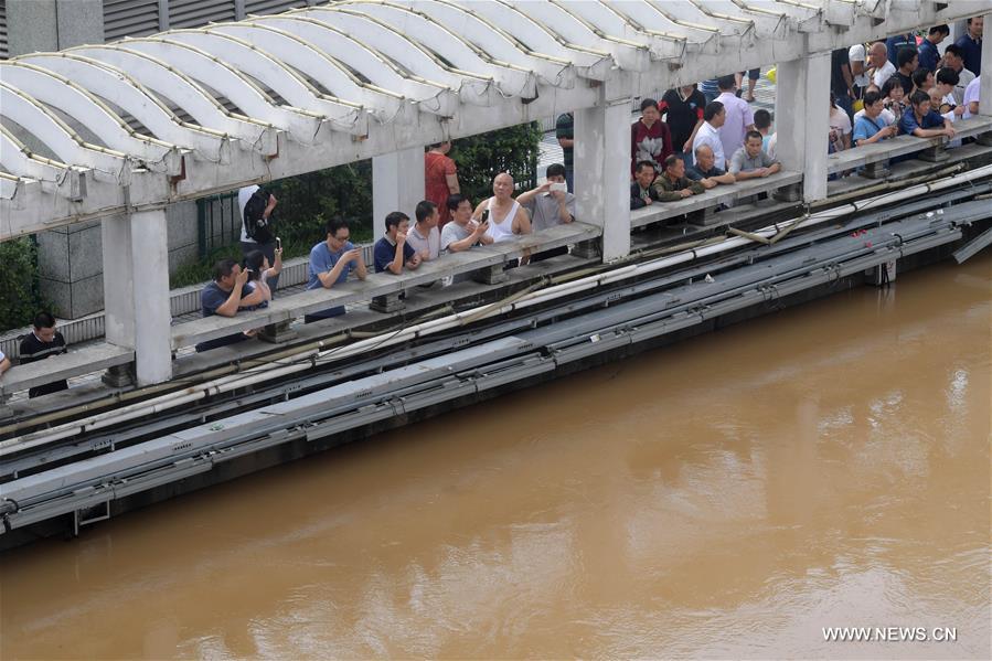 رافد رئيسي لنهر يانغتسى يكسر مستوى الفيضانات