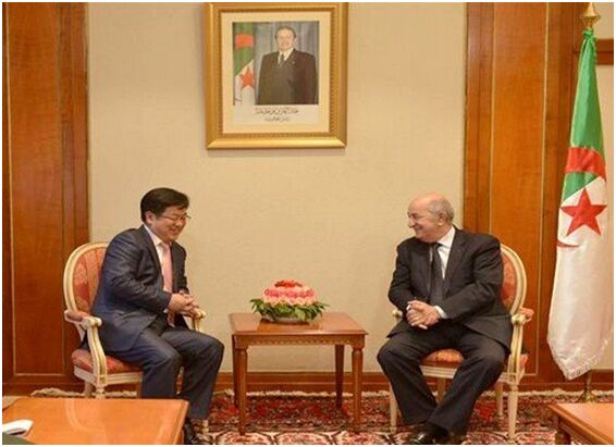الوزير الأول الجزائري يستعرض مع سفير الصين التعاون الاقتصادى الثنائي