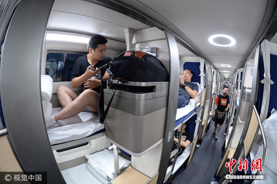 الصين تطلق أول قطار سريع مزودا بالأسرّة بالكامل