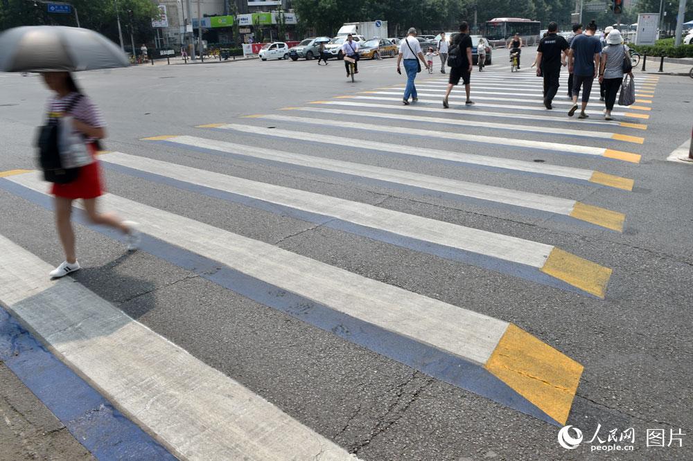 بالصور: ممر مشاة ثلاثي الأبعاد في احدى شوارع بكين
