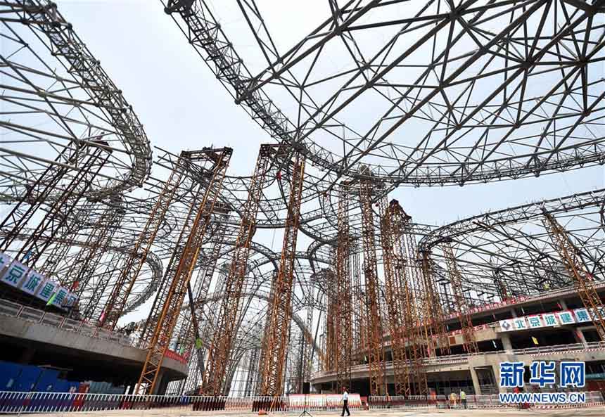 بالصور: الانتهاء من بناء الهياكل الفولاذية بمطار بكين الجديد