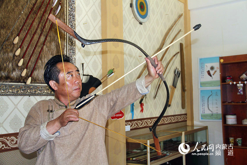 زيارة لمهارات تصنيع قوس القرن التقليدي المنغولية