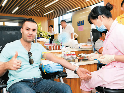 تجار أجانب يتبرعون بالدم فى ييوو
