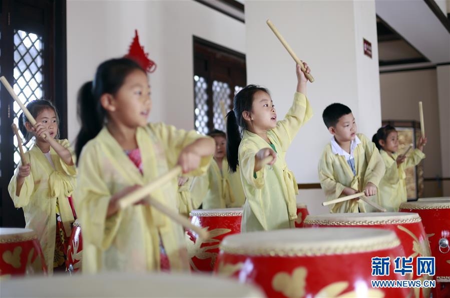 أطفال يتعلمون الثقافة التقليدية الصينية خلال العطلة الصيفية