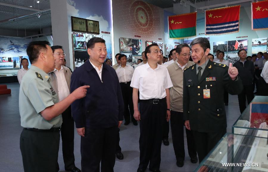 كبار القادة الصينين يزورون معرضا عسكريا