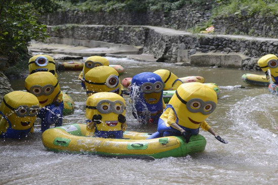 المخلوقات الصفراء الصغيرة بفيلم تمارس الانجراف في مقاطعة هونان