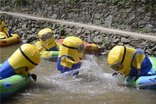 المخلوقات الصفراء الصغيرة بفيلم تمارس الانجراف في مقاطعة هونان