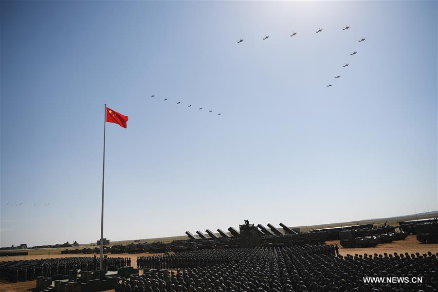 المروحيات تحلق في تشكيلات احتفالا بيوم الجيش الصيني