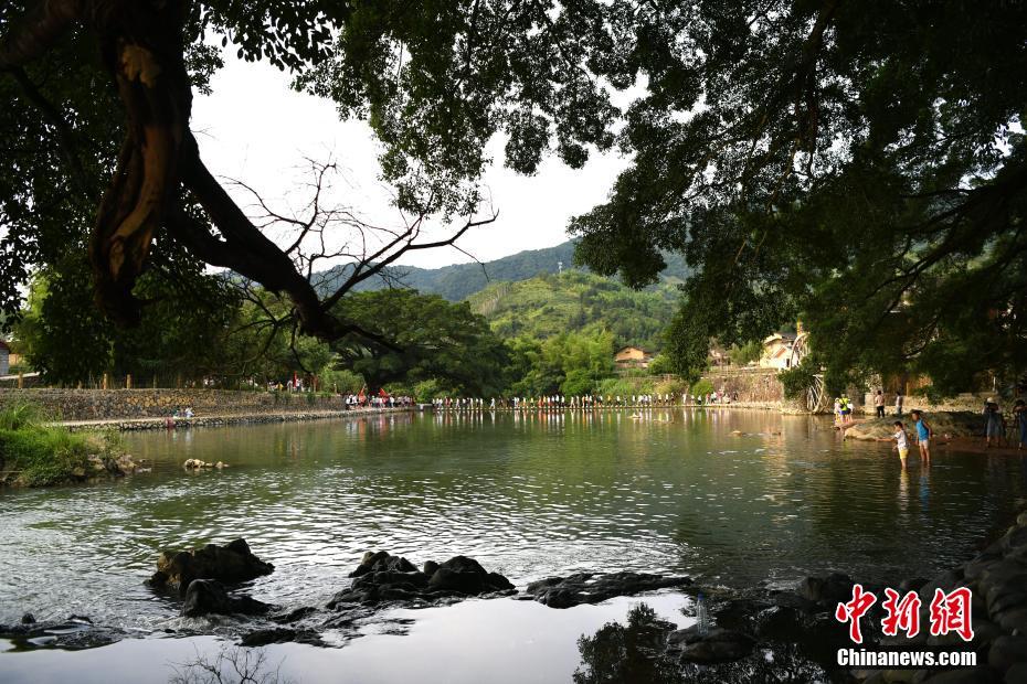 قرية قديمة في فوجيان ترحب بالضيوف خلال العطلة الصيفية