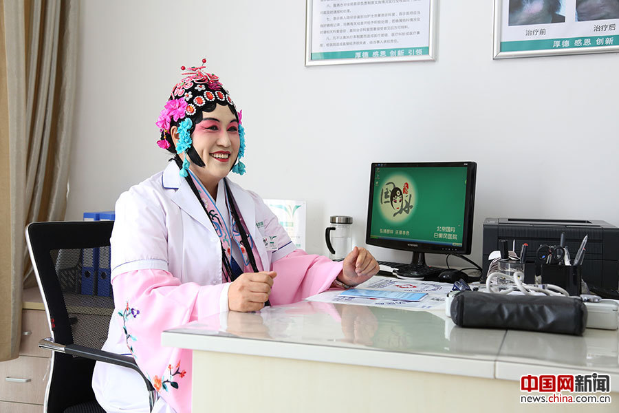 طبيبة تستقبل المرضى بمكياج وأزياء أوبرا بكين