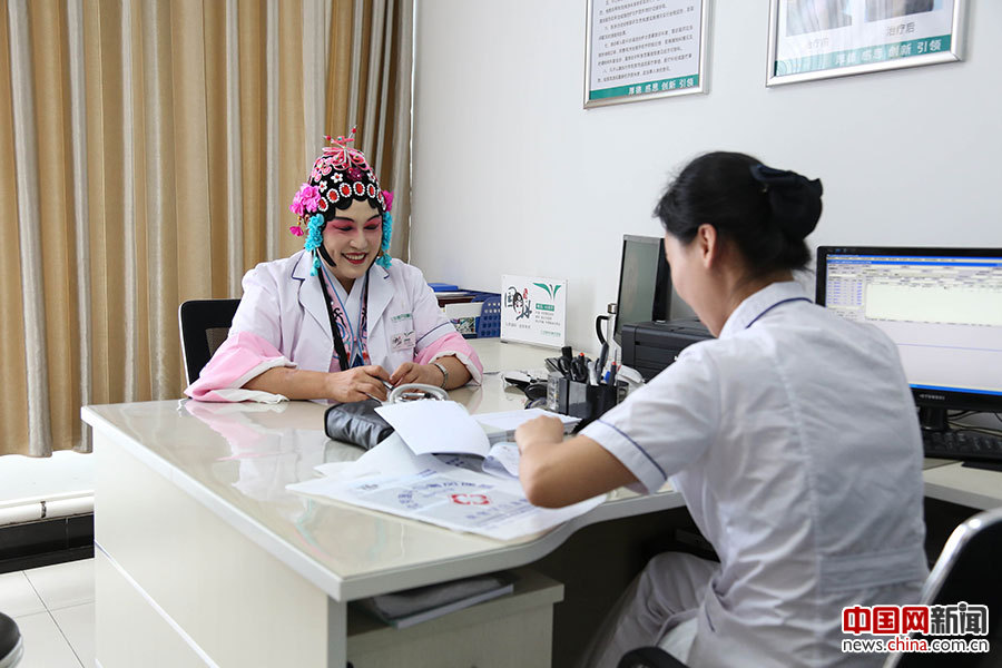 طبيبة تستقبل المرضى بمكياج وأزياء أوبرا بكين