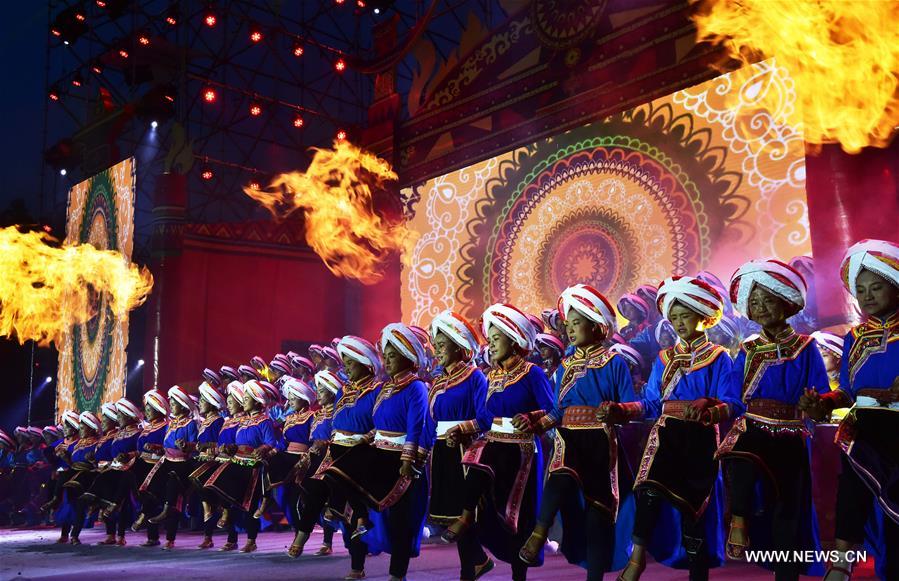 الاحتفال بمهرجان الشعلة في جنوب غربي الصين