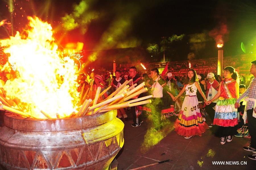 الاحتفال بمهرجان الشعلة في جنوب غربي الصين