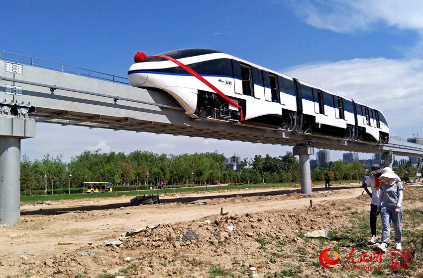 قطارات الخط الأحادي جاهزة للعمل في حديقة معرض الأزهر بمدينة ينتشوان