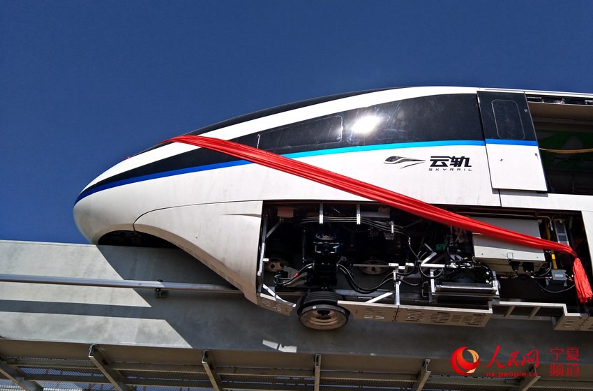 قطارات الخط الأحادي جاهزة للعمل في حديقة معرض الأزهر بمدينة ينتشوان