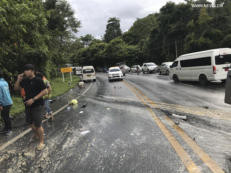 إصابة 11 سائحا صينيا إثر اصطدام شاحنة بحافلة صغيرة شمالي تايلاند