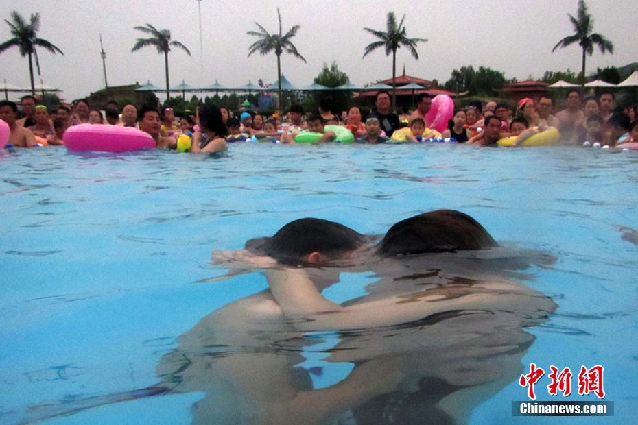 مسابقة التقبيل تحت الماء فى نانجينغ