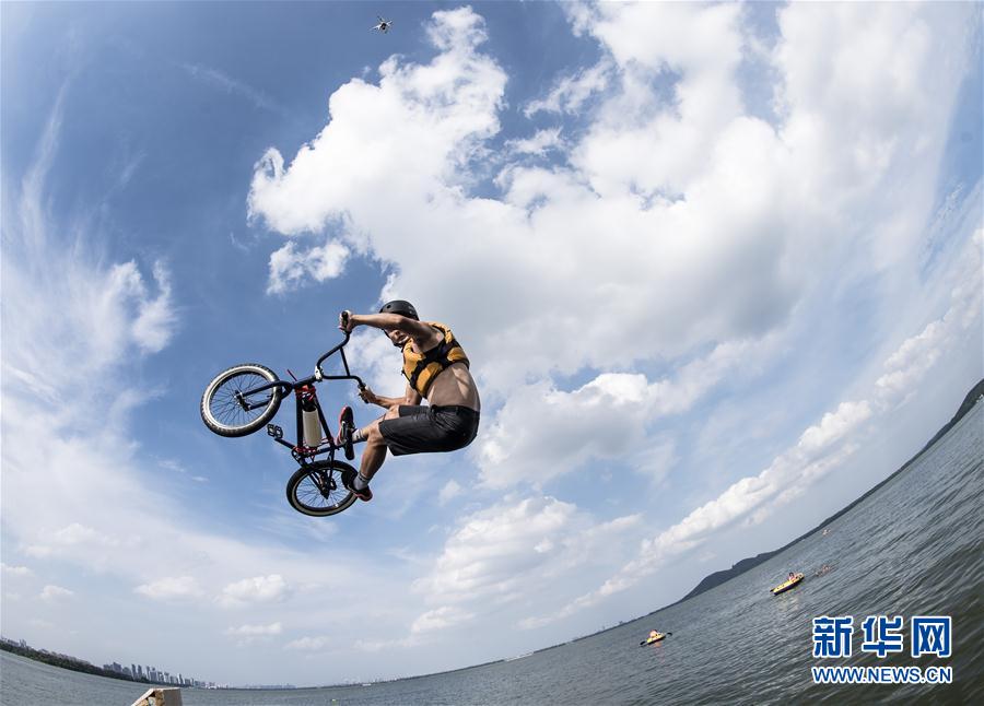 عشاق بمكس يقفزون بدراجة داخل البحيرة  في ووهان