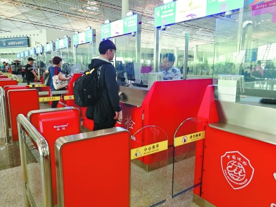 10 ثوان كافية لعبور الجمارك خلال مسح جواز سفر في مطار العاصمة بكين الدولي