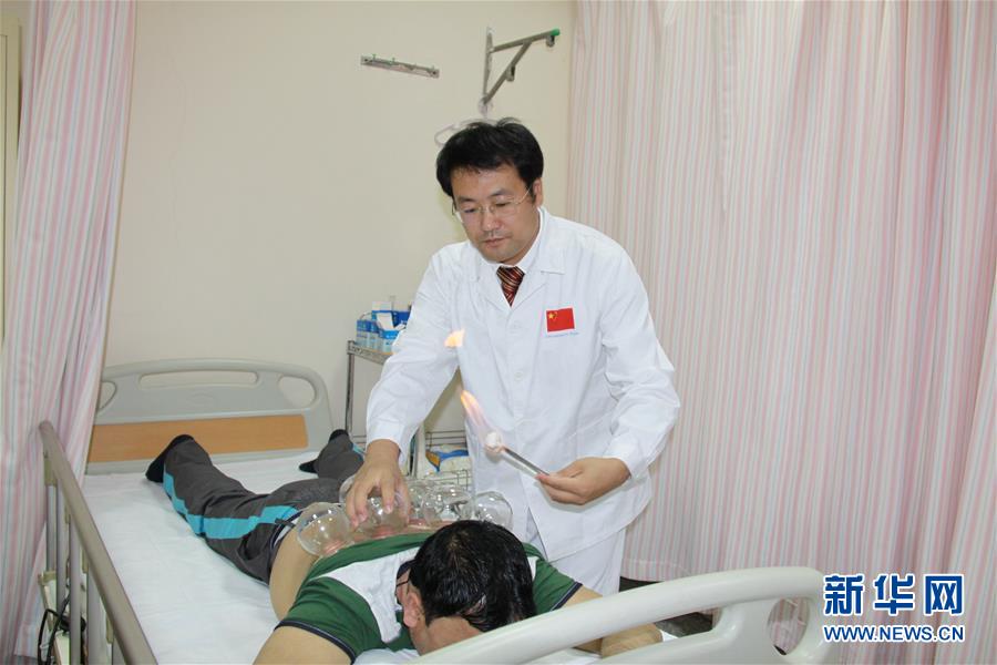 الفرق الطبية الصينية تقدم المساعدات الطبية فى الكويت