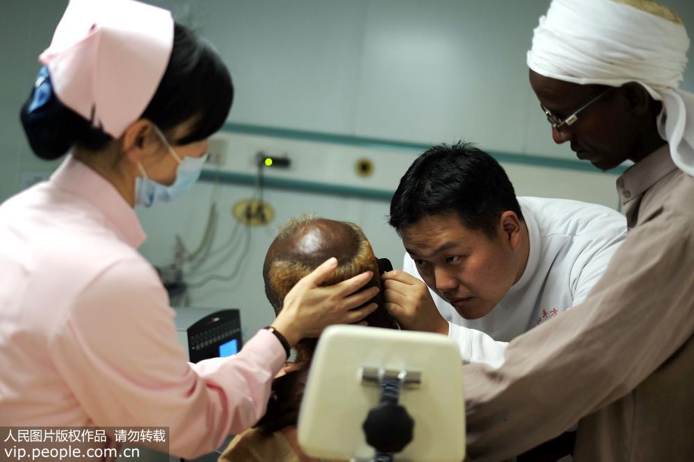 سفينة السلام الصينية توفر الخدمات الطبية المجانية للسكان الجيبوتيين