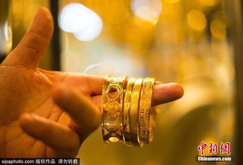 بالصور: المجوهرات الذهبية في سوق الذهب بغزة