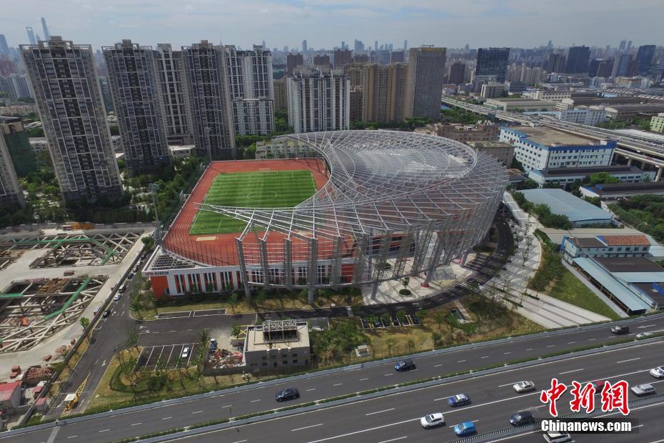 افتتاح أول ملعب كرة القدم على السطح في شنغهاي