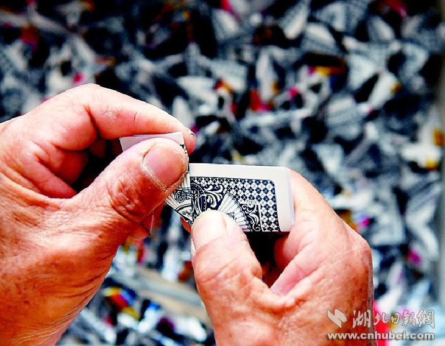 رجل مسن يصنع مزهرية ب5000 بطاقة بوكر