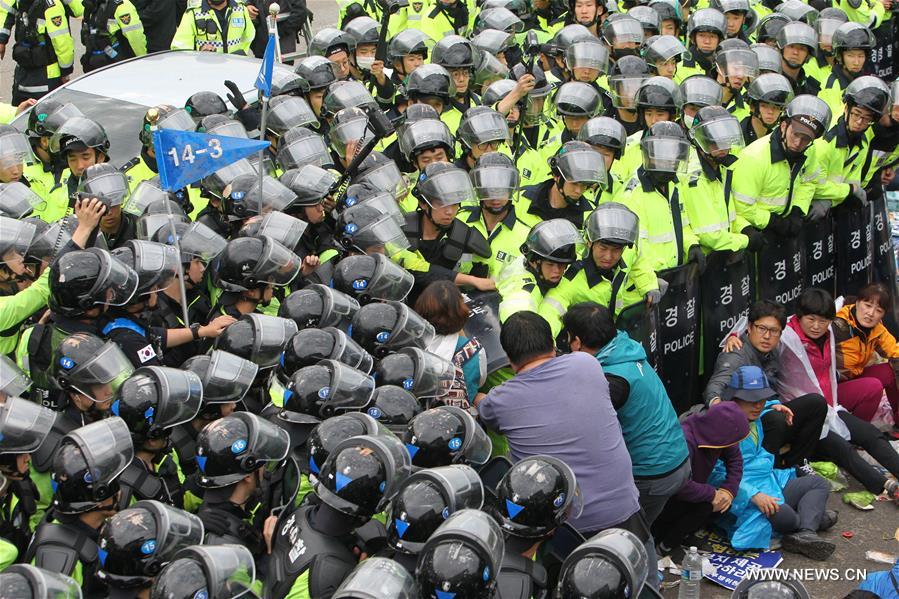 تحقيق اخباري: شرطة كوريا الجنوبية تفرق المناوئين لنشر ثاد بعنف بينما تسعى الحكومة لإكمال النشر