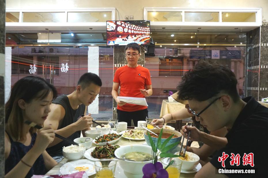 قصة بالصور.. شاب صيني يدخل المطبخ الصيني الى المغرب