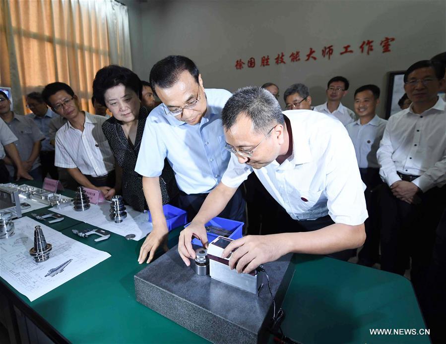 رئيس مجلس الدولة الصيني يؤكد على أهمية التعليم المهني لدعم علامة 