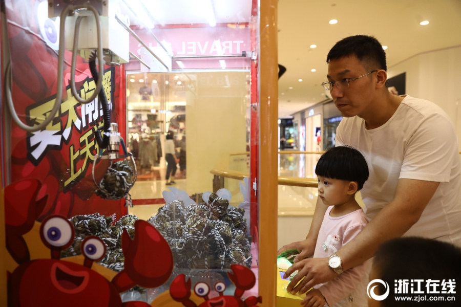 جهاز آلي لالتقاط السلطعون يظهر في مركز تسوق في مدينة هانغتشو