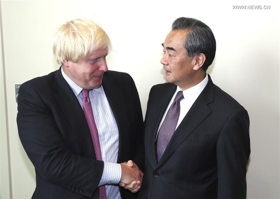 وزير الخارجية الصيني يحث على تعميق التعاون العملي مع بريطانيا