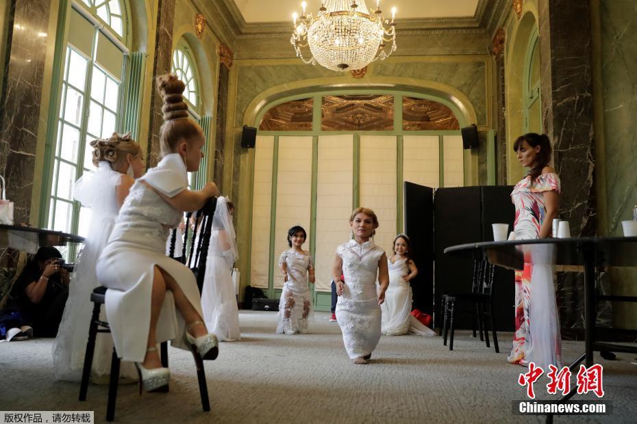 بالصور: معرض أزياء 