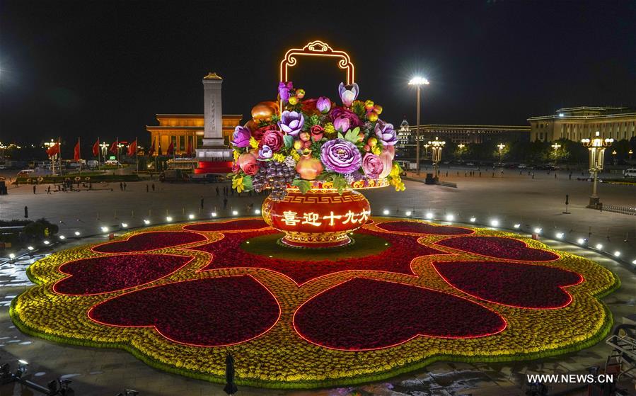 باقة عملاقة من الازهار تتلألأ في ميدان تيان آن مون