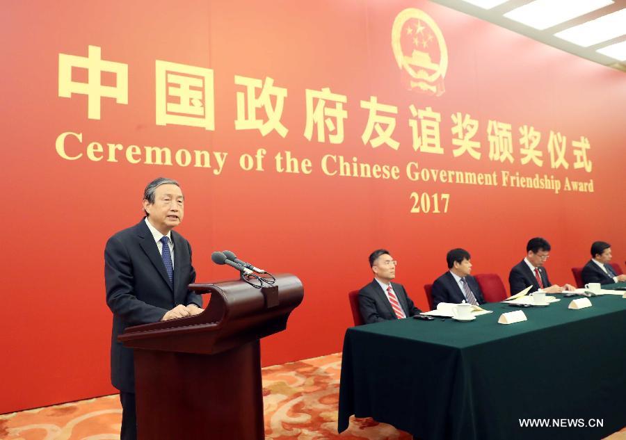 الصين تمنح جائزة الصداقة لخبراء أجانب