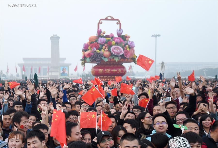 حشود شعبية كبيرة تشارك بمراسم رفع العلم الوطني في ميدان تيان آن مون بمناسبة العيد الوطني الصيني