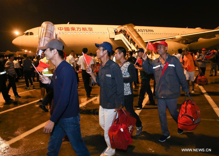 طائرتا شارتر تعيدان نحو 400 صيني حاصرهم إعصار ماريا إلى البلاد
