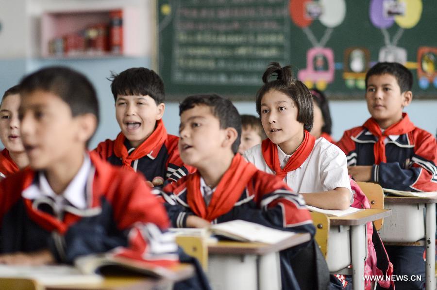 شينجيانغ تعتمد نظام تعليم أساسي يمتد لـ15 عاما بحلول 2020